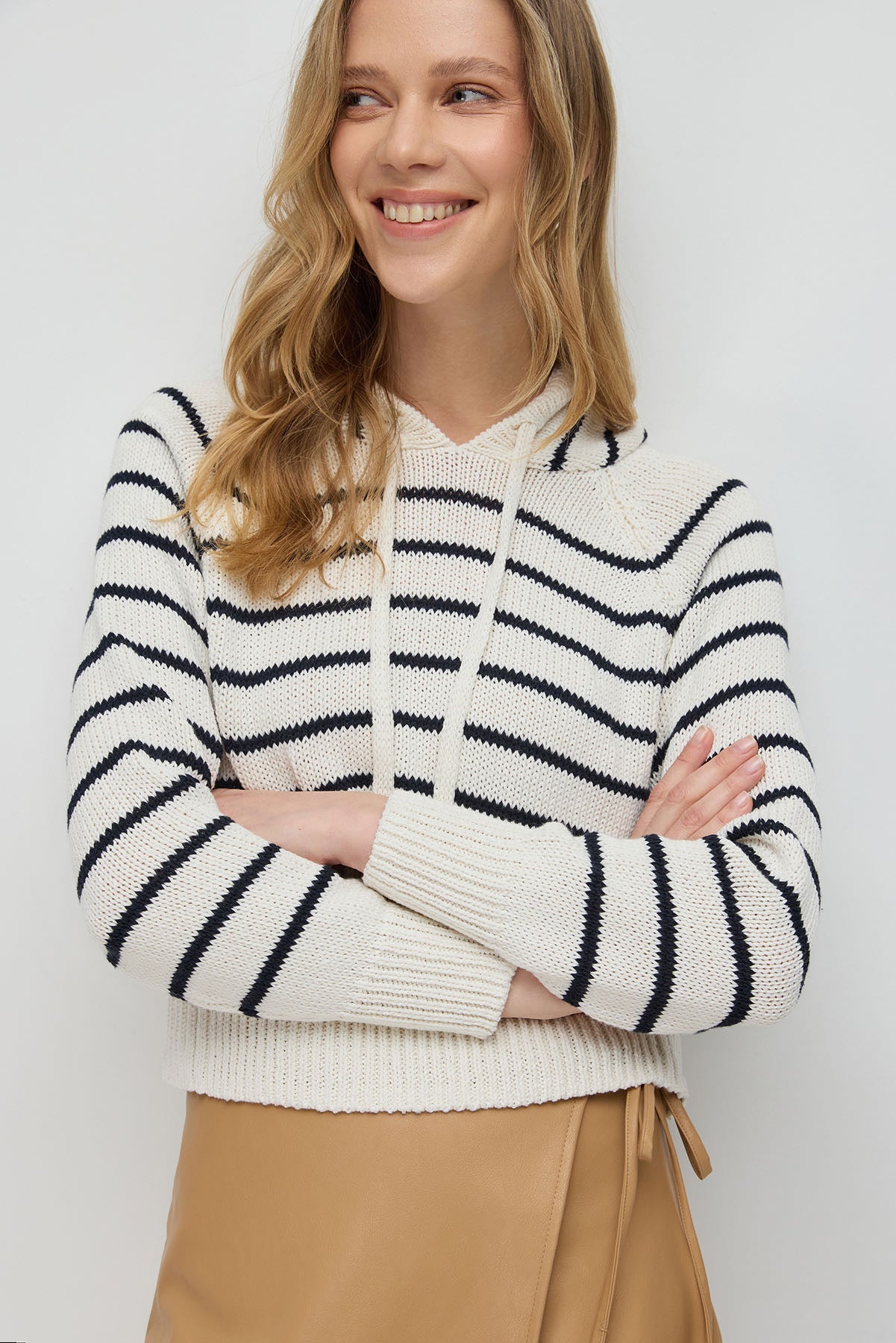 Gestreifter Kapuzenstrickpullover