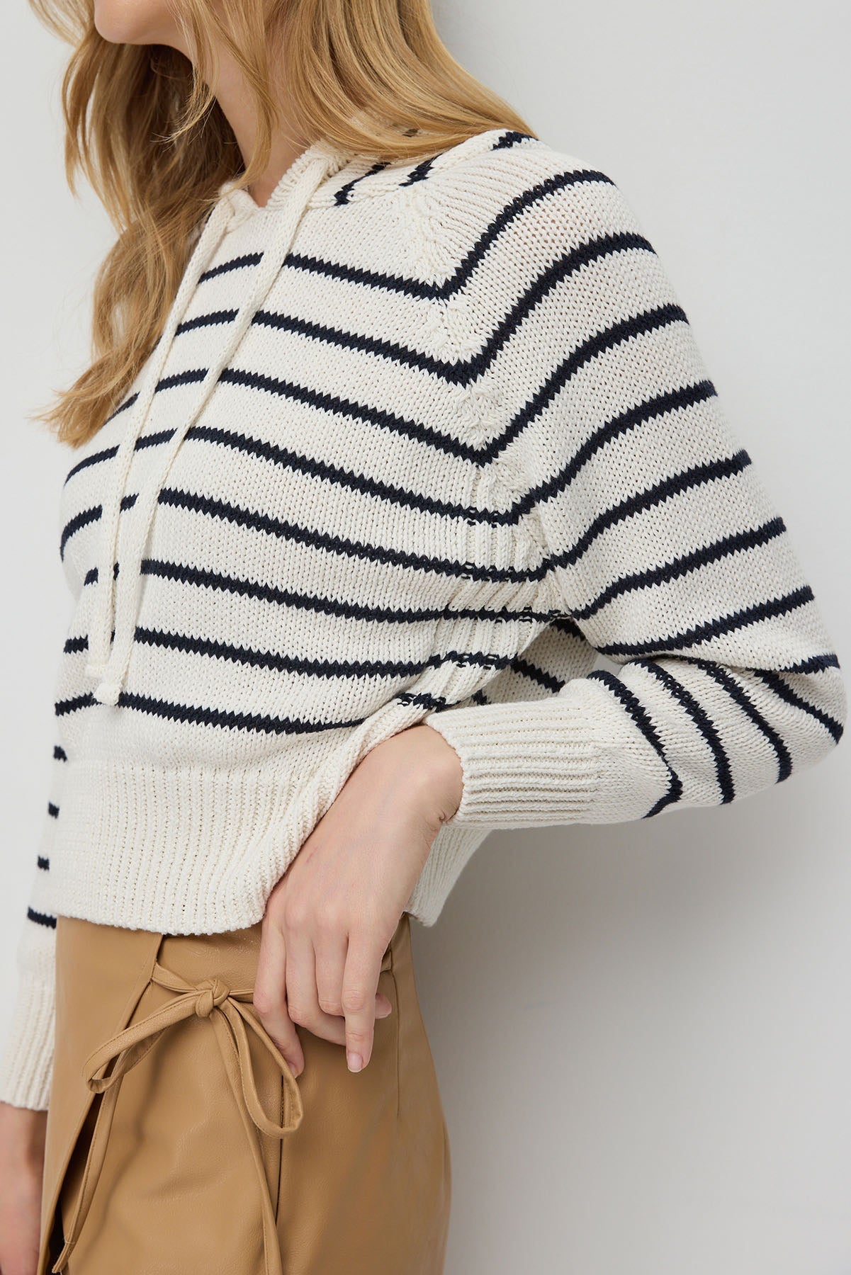 Gestreifter Kapuzenstrickpullover