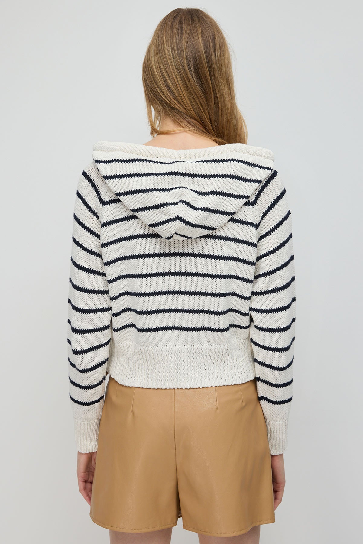 Gestreifter Kapuzenstrickpullover