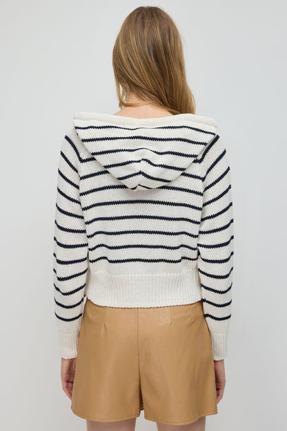 Gestreifter Kapuzenstrickpullover