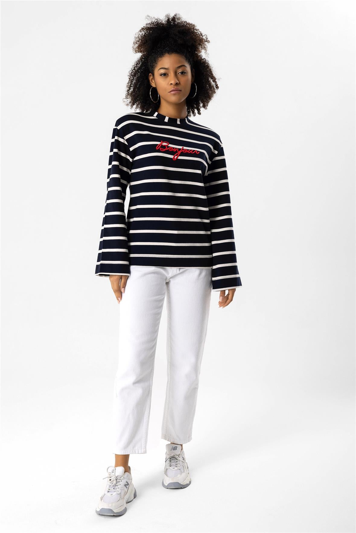 Gestreiftes Sweatshirt mit bestickter Vorderseite und gepolsterten Schultern