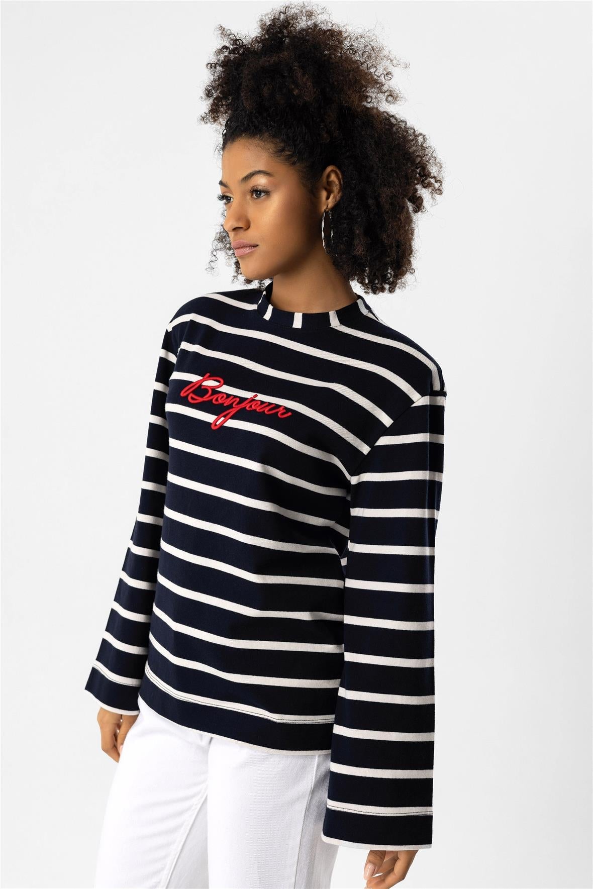 Gestreiftes Sweatshirt mit bestickter Vorderseite und gepolsterten Schultern