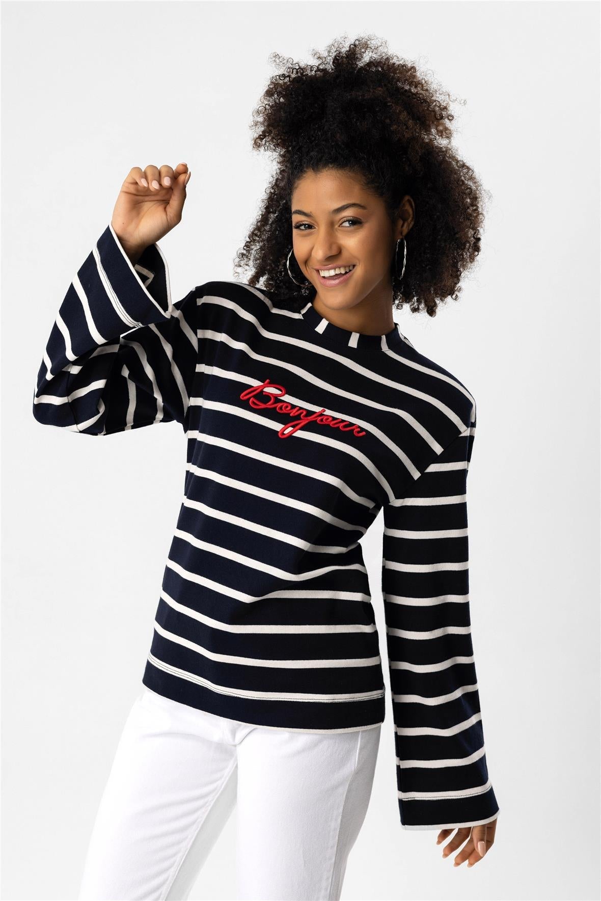 Gestreiftes Sweatshirt mit bestickter Vorderseite und gepolsterten Schultern