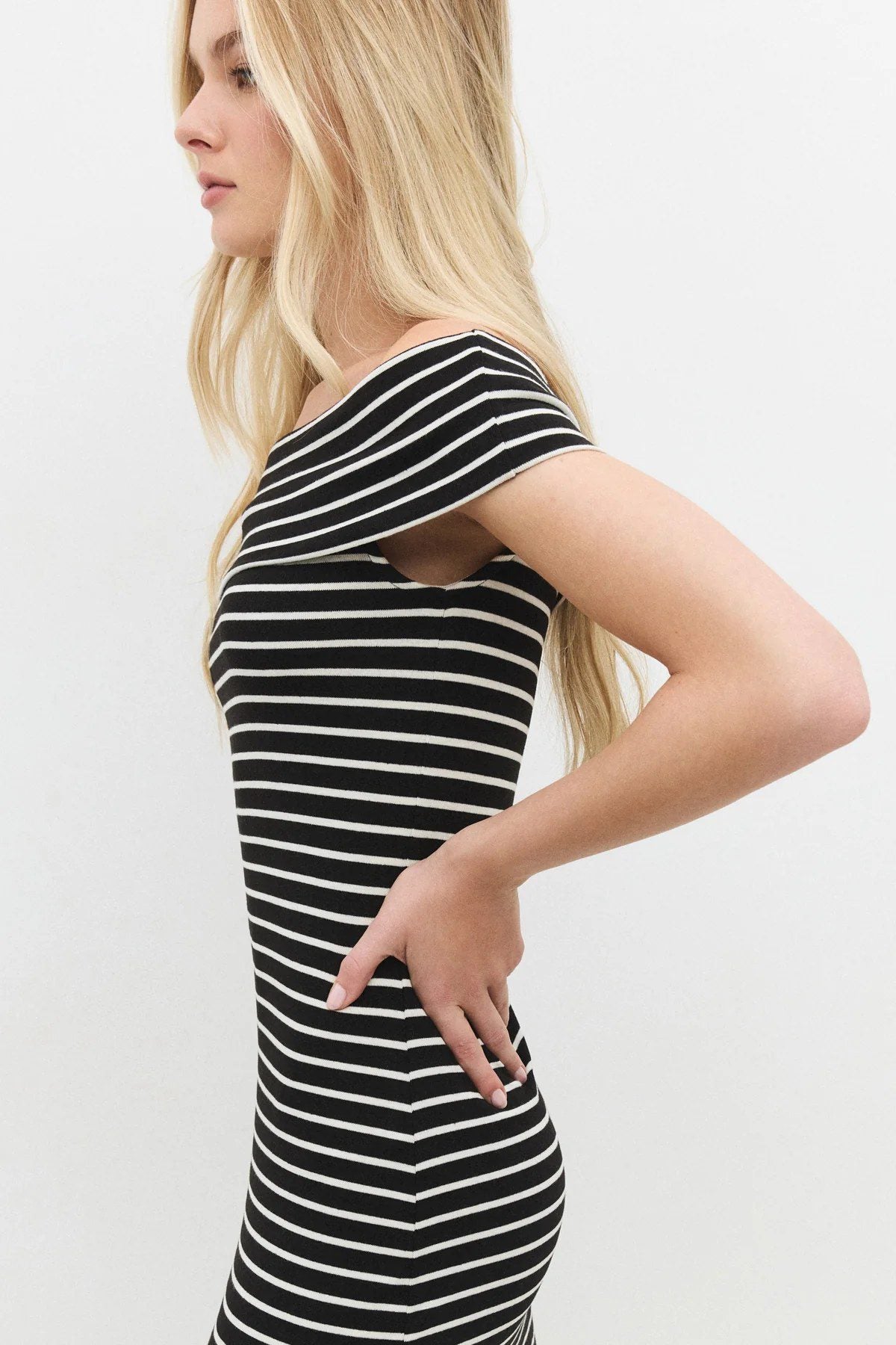 Gestreiftes, figurbetontes Minikleid