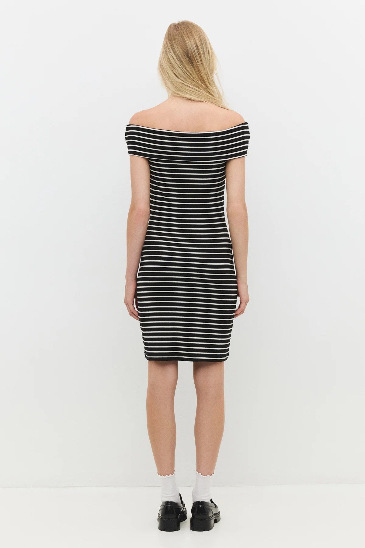 Gestreiftes, figurbetontes Minikleid