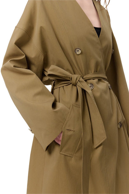 CREME-TRENCH-COAT MIT SCHAL-DETAIL-DESIGN.