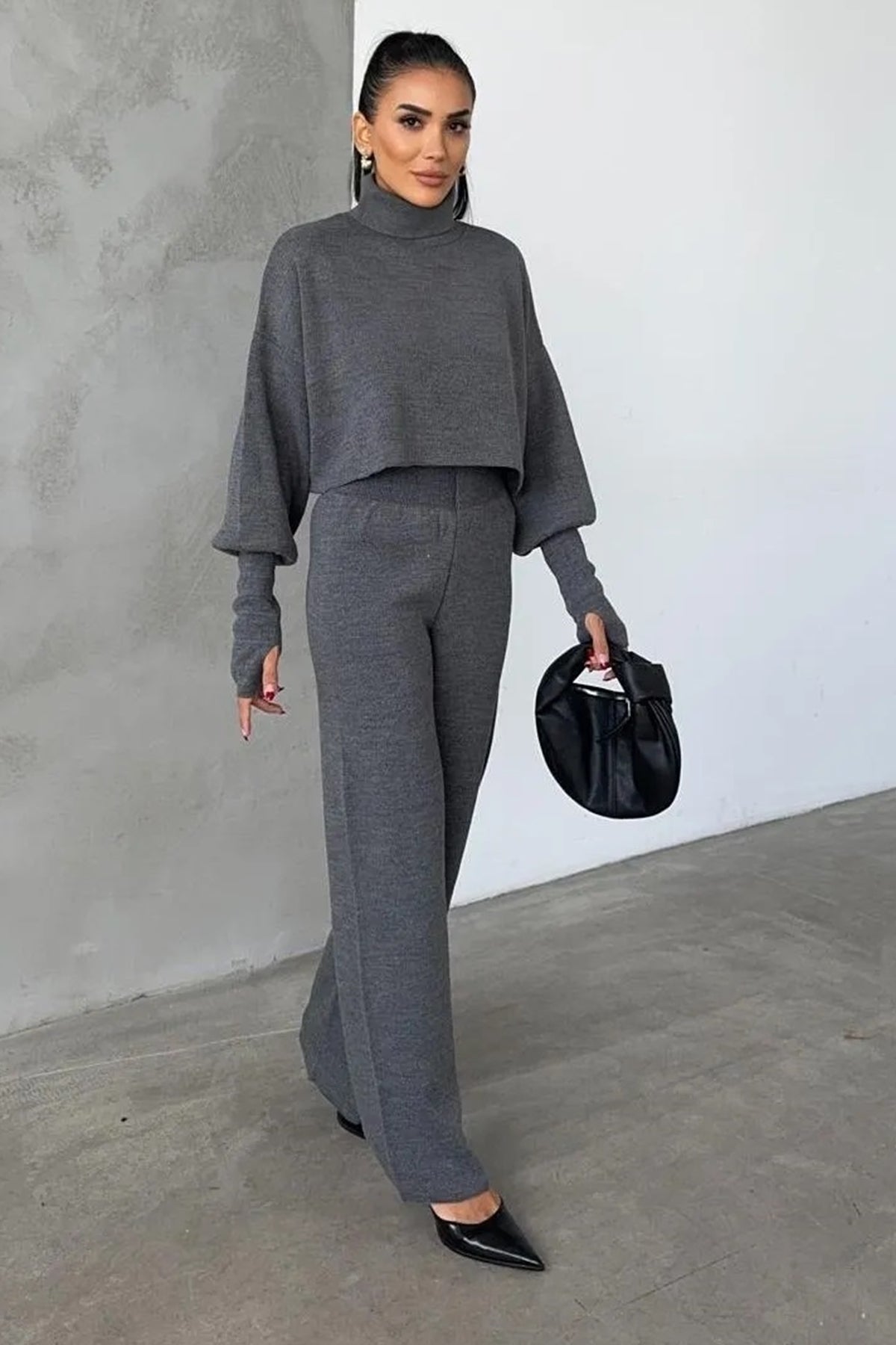 Rollkragenpullover und hochgeschnittene Strickhose (Oberteil und Hose).