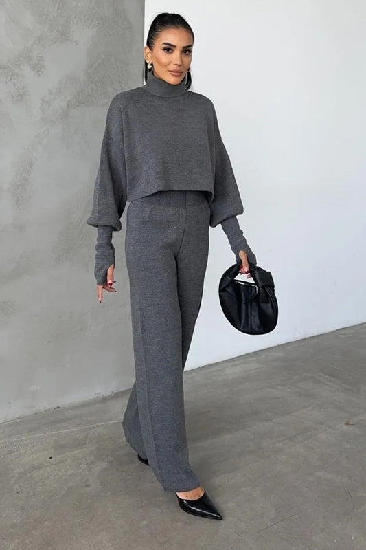 Rollkragenpullover und hochgeschnittene Strickhose (Oberteil und Hose).