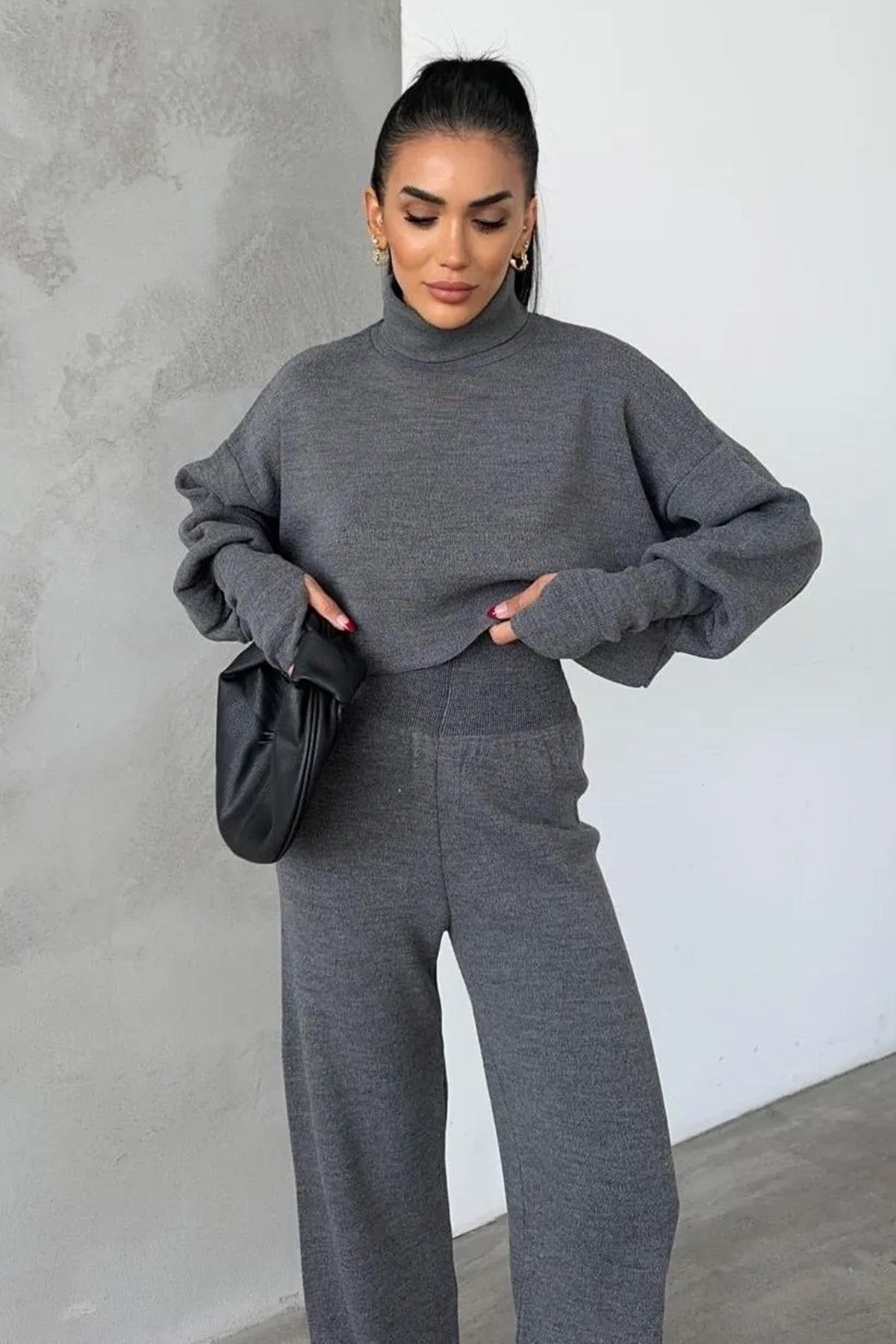 Rollkragenpullover und hochgeschnittene Strickhose (Oberteil und Hose).