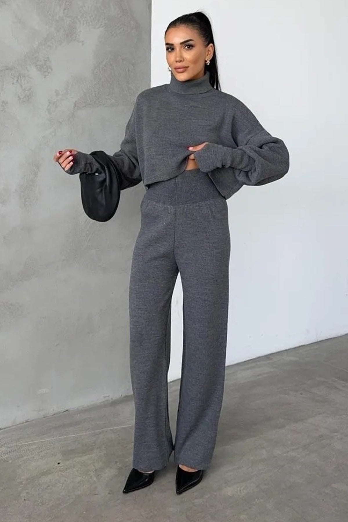 Rollkragenpullover und hochgeschnittene Strickhose (Oberteil und Hose).