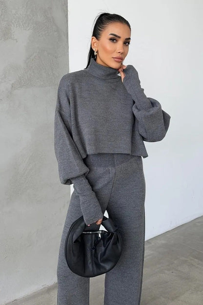 Rollkragenpullover und hochgeschnittene Strickhose (Oberteil und Hose).