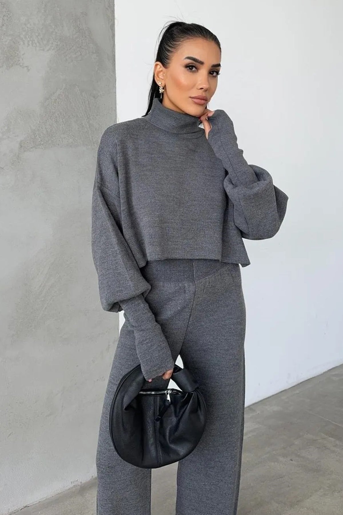 Rollkragenpullover und hochgeschnittene Strickhose (Oberteil und Hose).