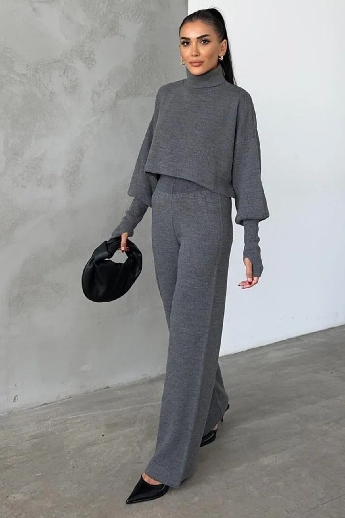 Rollkragenpullover und hochgeschnittene Strickhose (Oberteil und Hose).