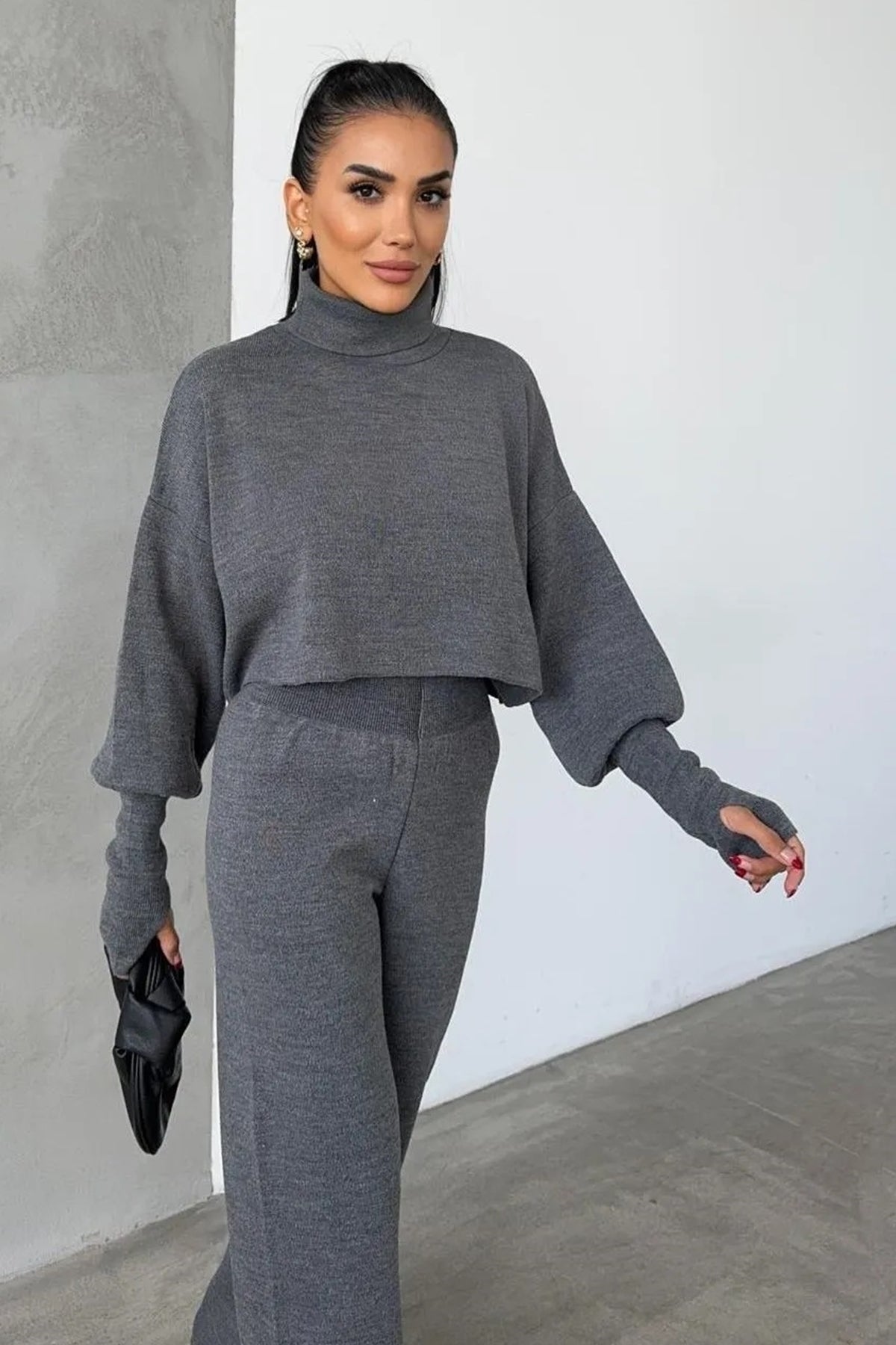 Rollkragenpullover und hochgeschnittene Strickhose (Oberteil und Hose).
