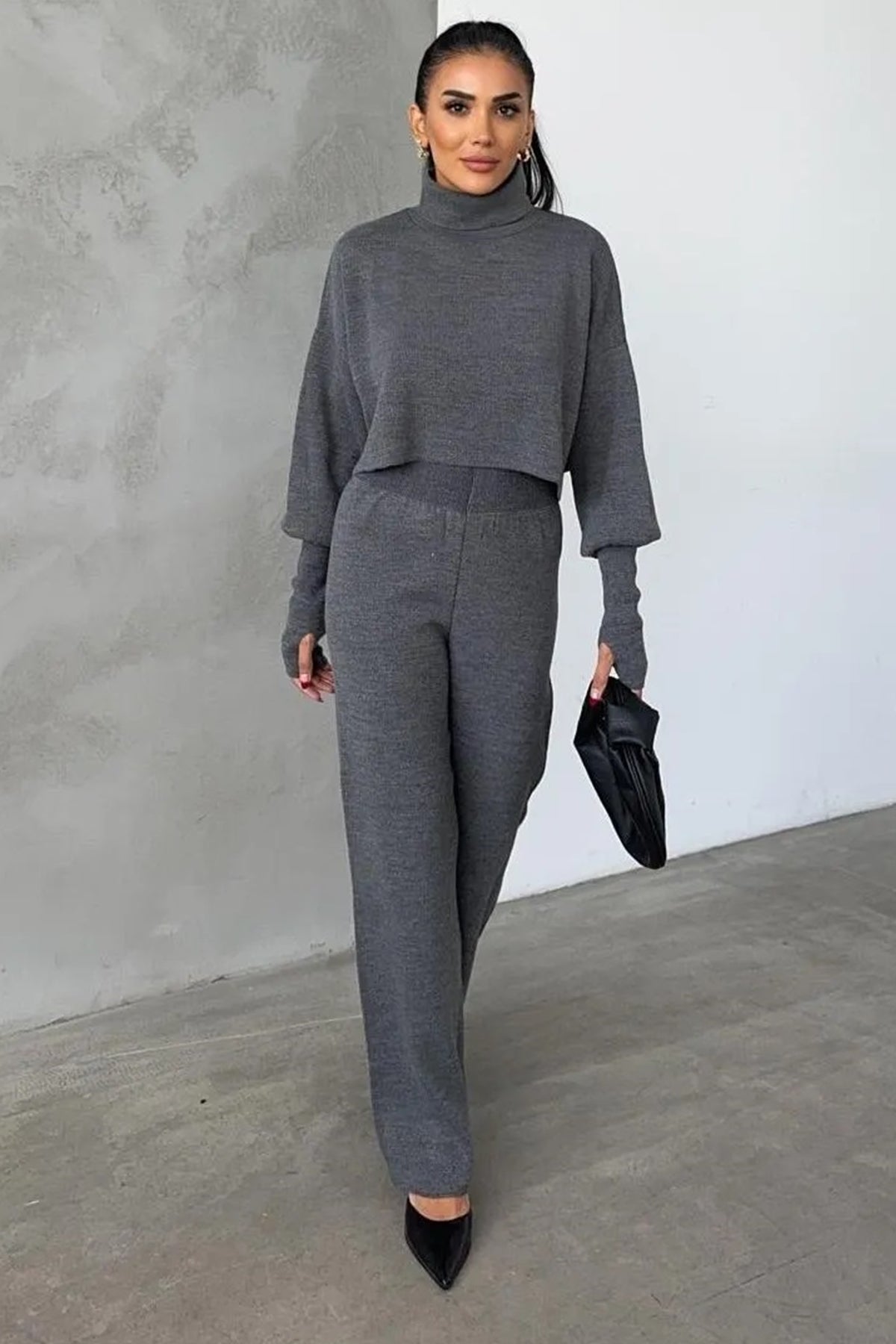 Rollkragenpullover und hochgeschnittene Strickhose (Oberteil und Hose).