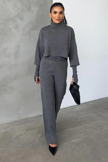 Rollkragenpullover und hochgeschnittene Strickhose (Oberteil und Hose).