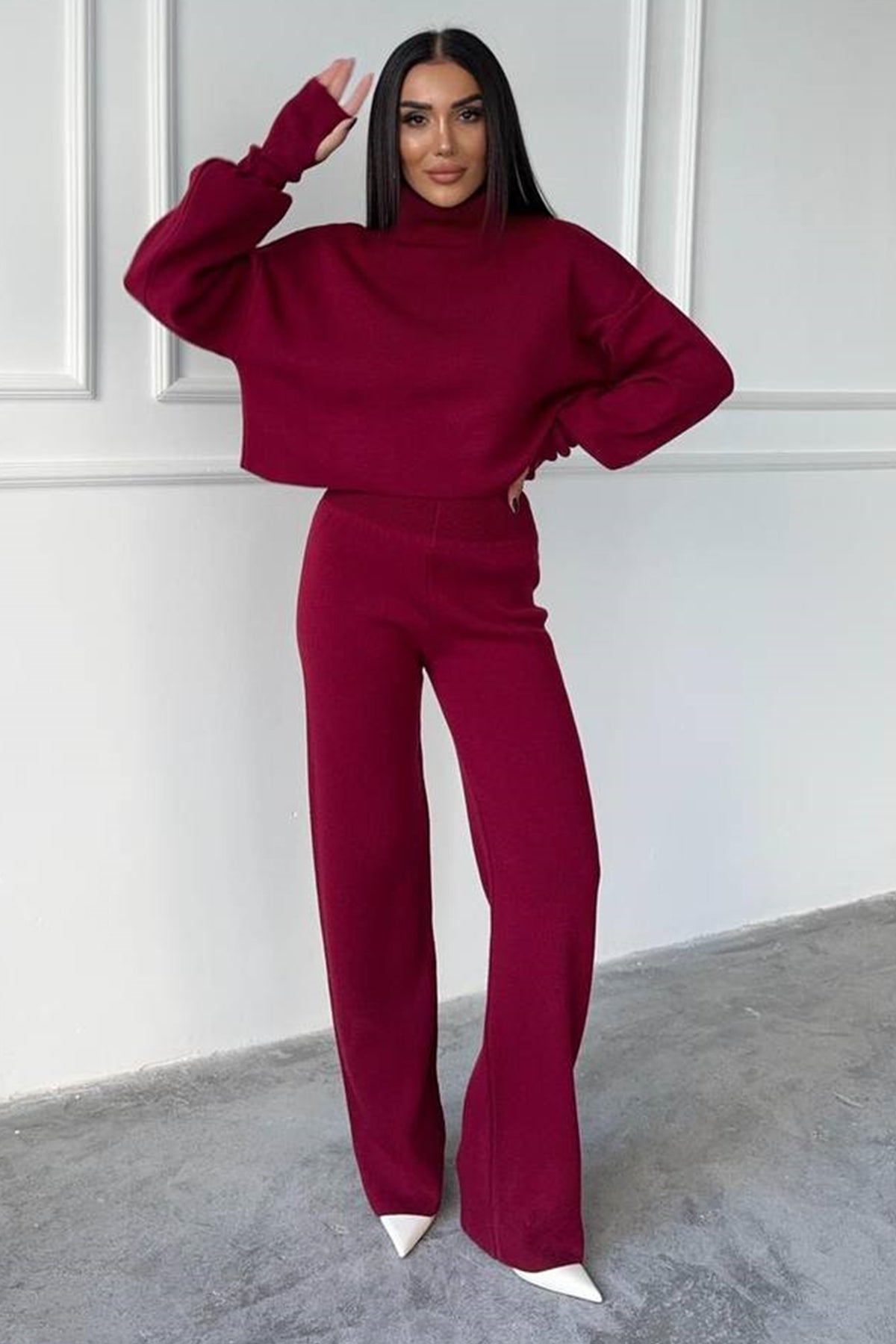 Rollkragenpullover und hochgeschnittene Strickhose (Oberteil und Hose).
