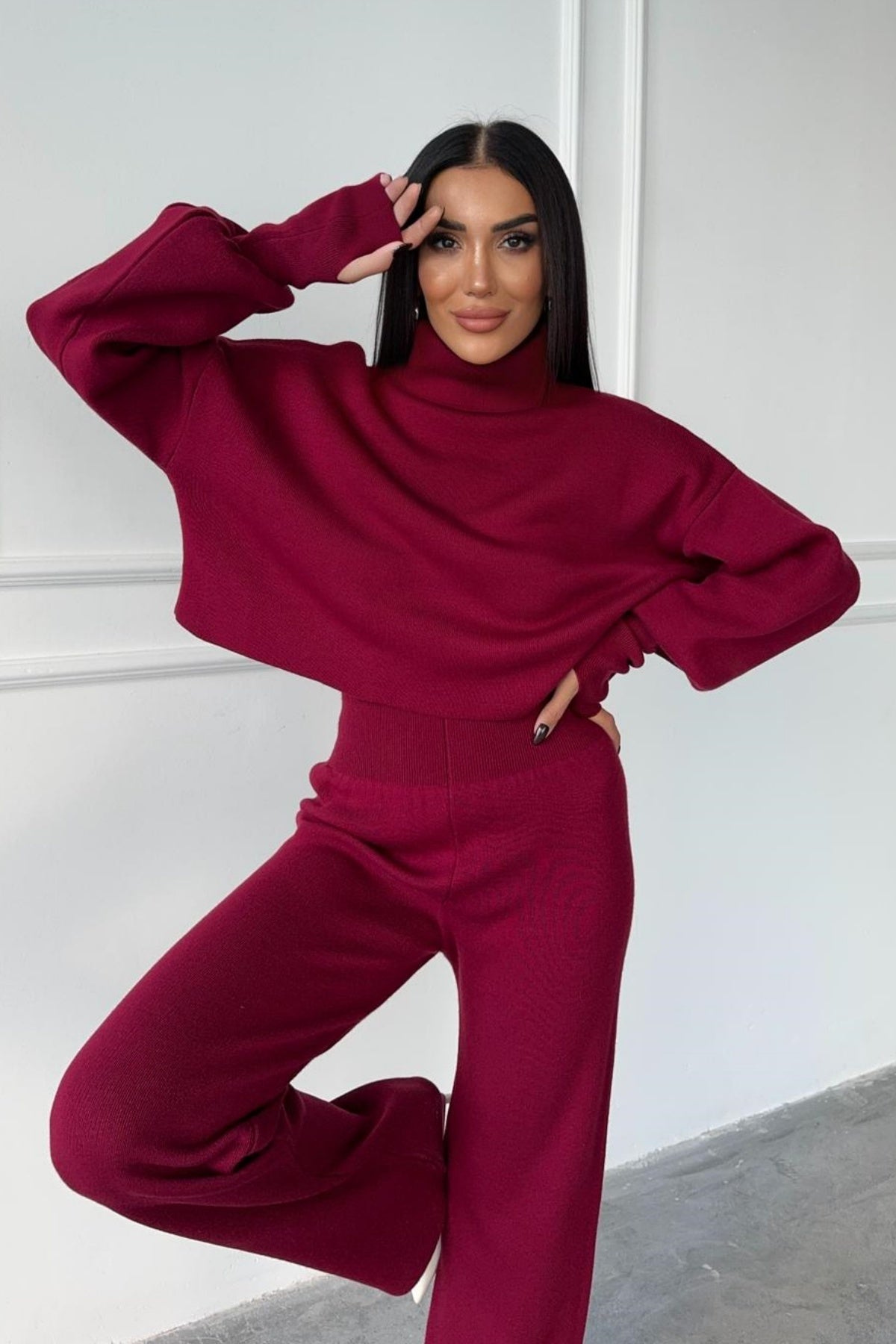 Rollkragenpullover und hochgeschnittene Strickhose (Oberteil und Hose).