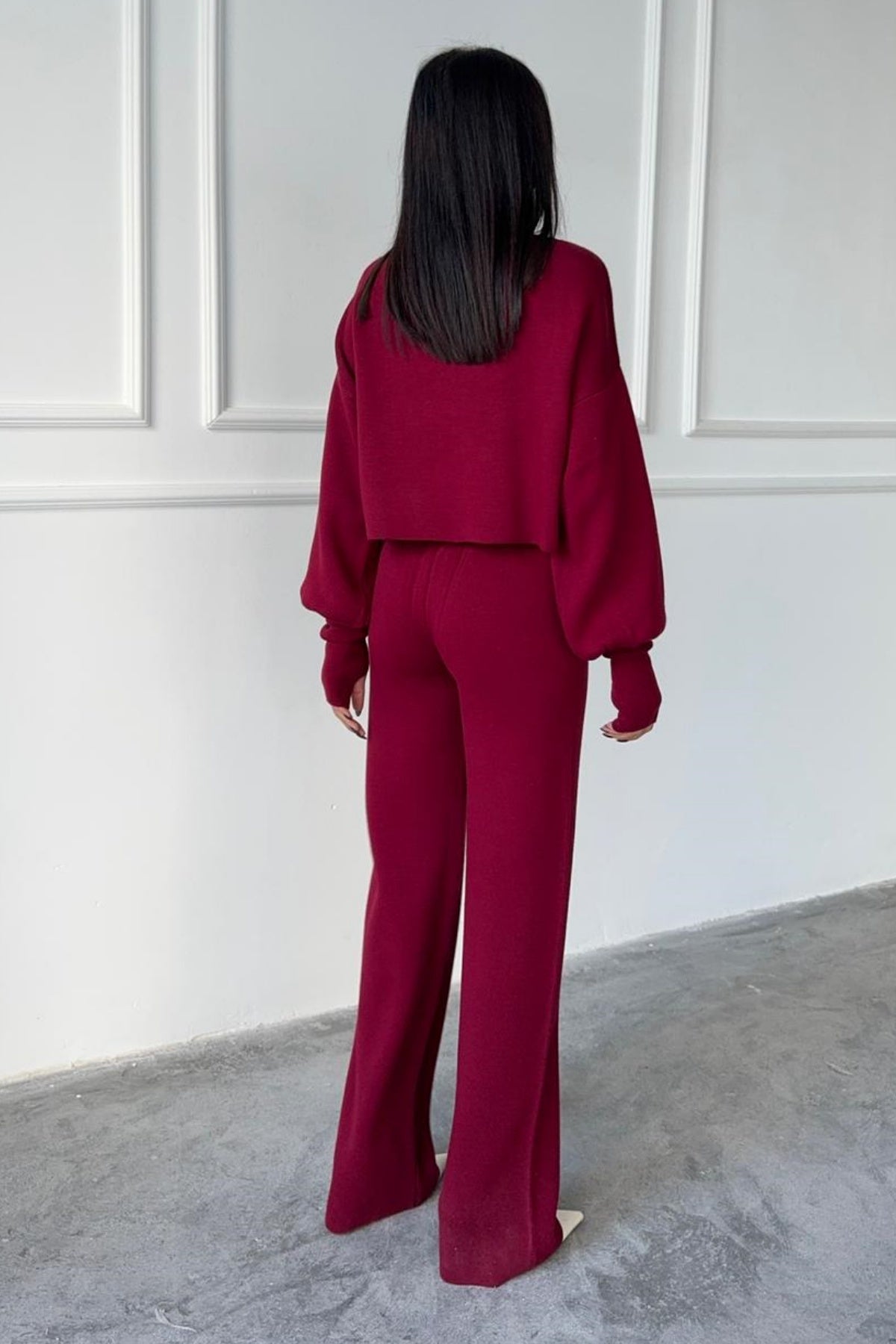 Rollkragenpullover und hochgeschnittene Strickhose (Oberteil und Hose).