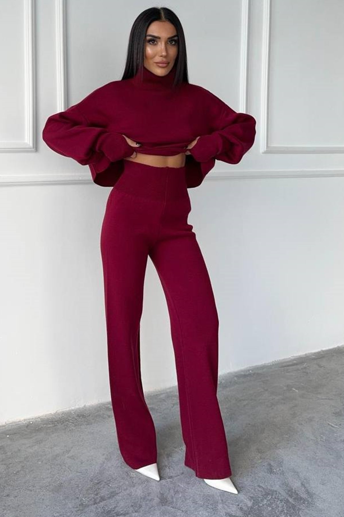 Rollkragenpullover und hochgeschnittene Strickhose (Oberteil und Hose).