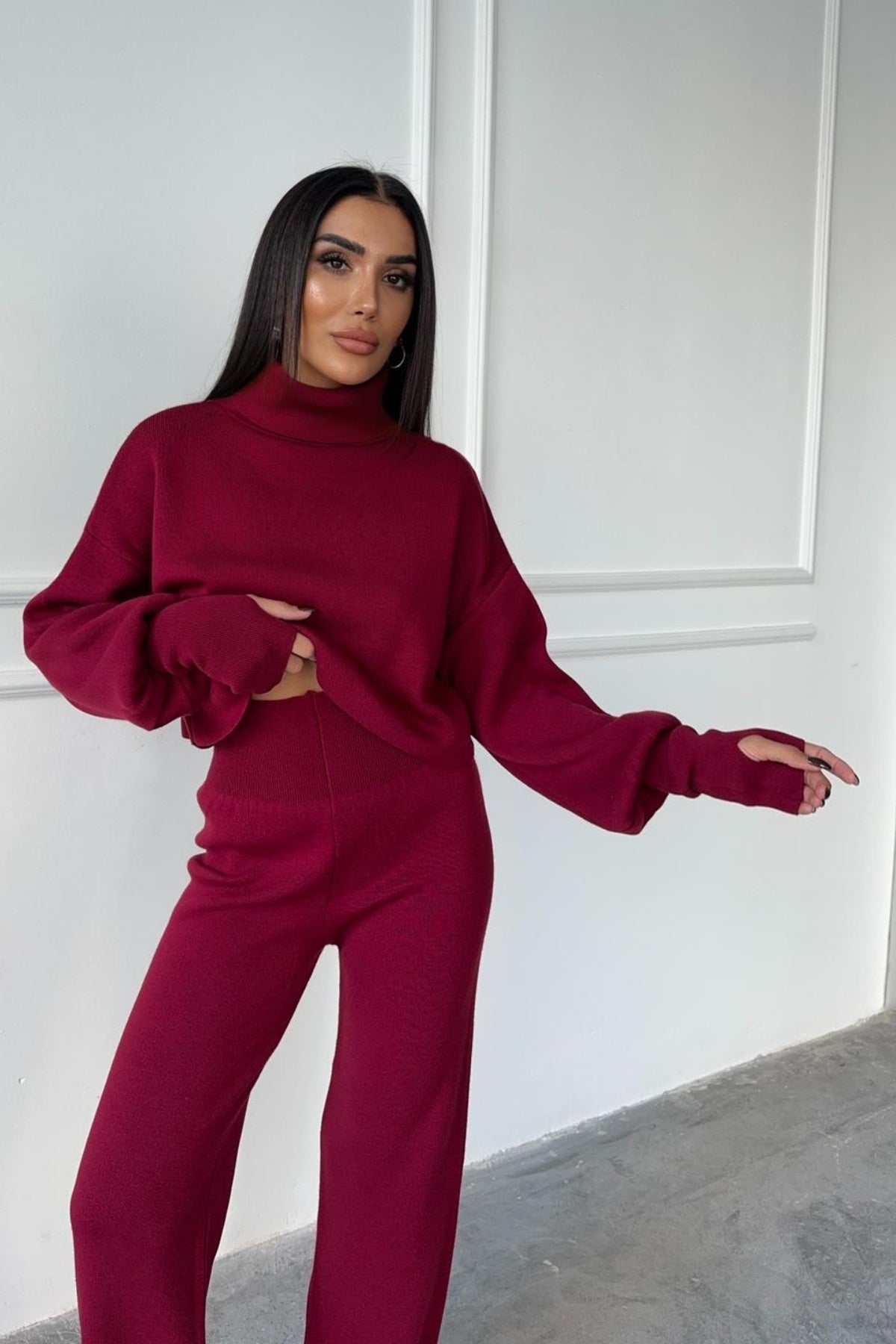 Rollkragenpullover und hochgeschnittene Strickhose (Oberteil und Hose).