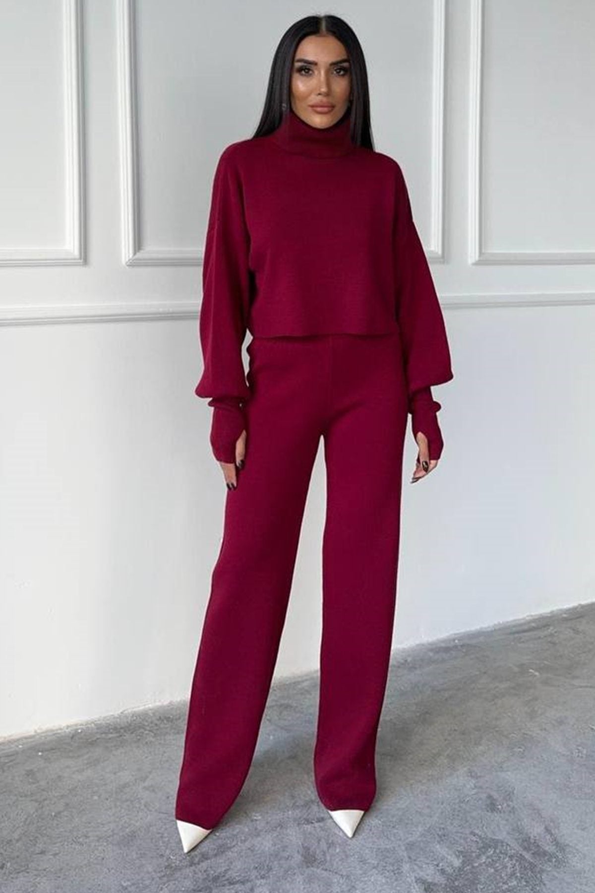 Rollkragenpullover und hochgeschnittene Strickhose (Oberteil und Hose).