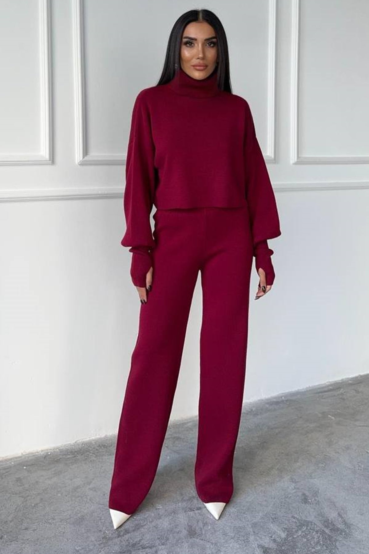 Rollkragenpullover und hochgeschnittene Strickhose (Oberteil und Hose).