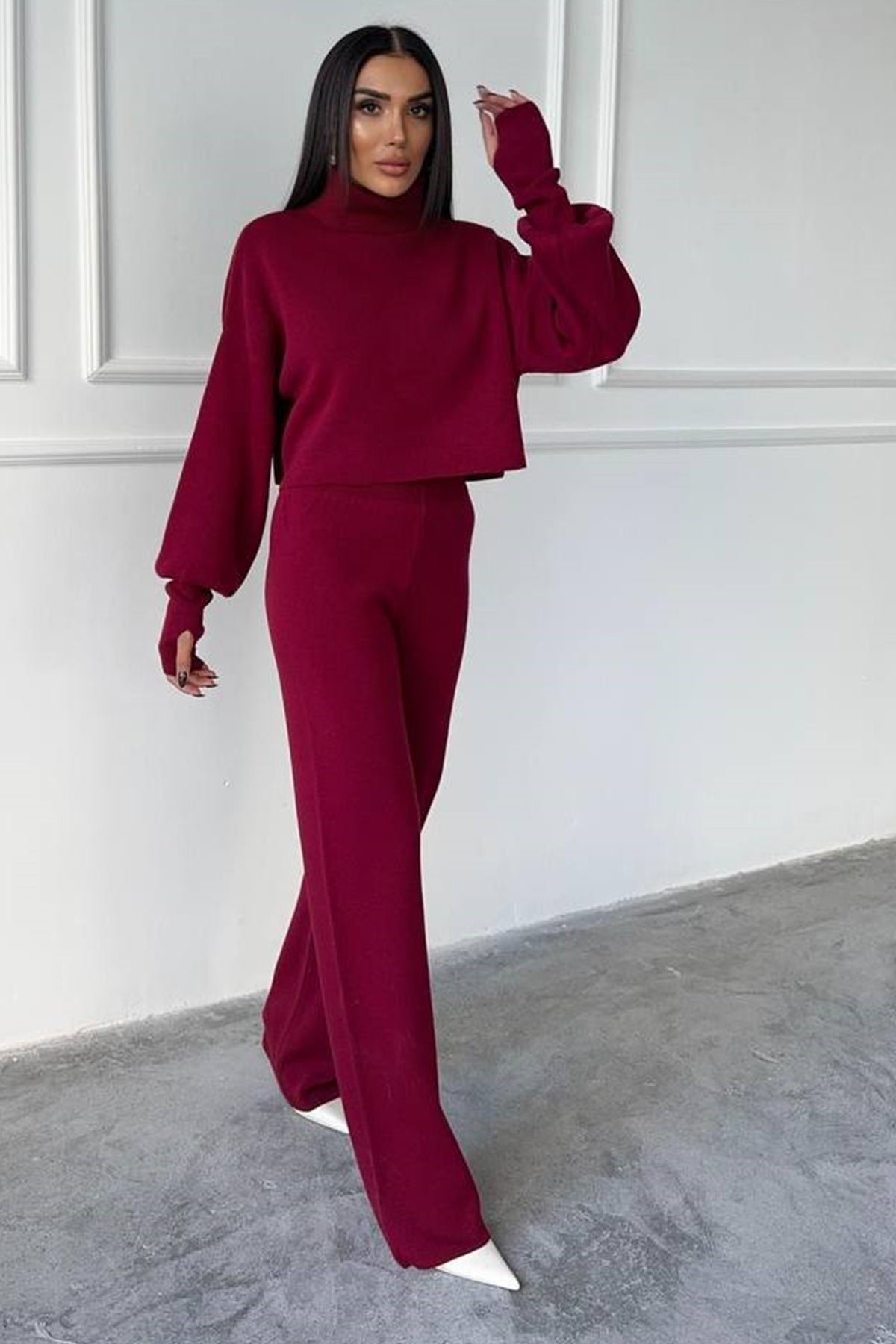 Rollkragenpullover und hochgeschnittene Strickhose (Oberteil und Hose).