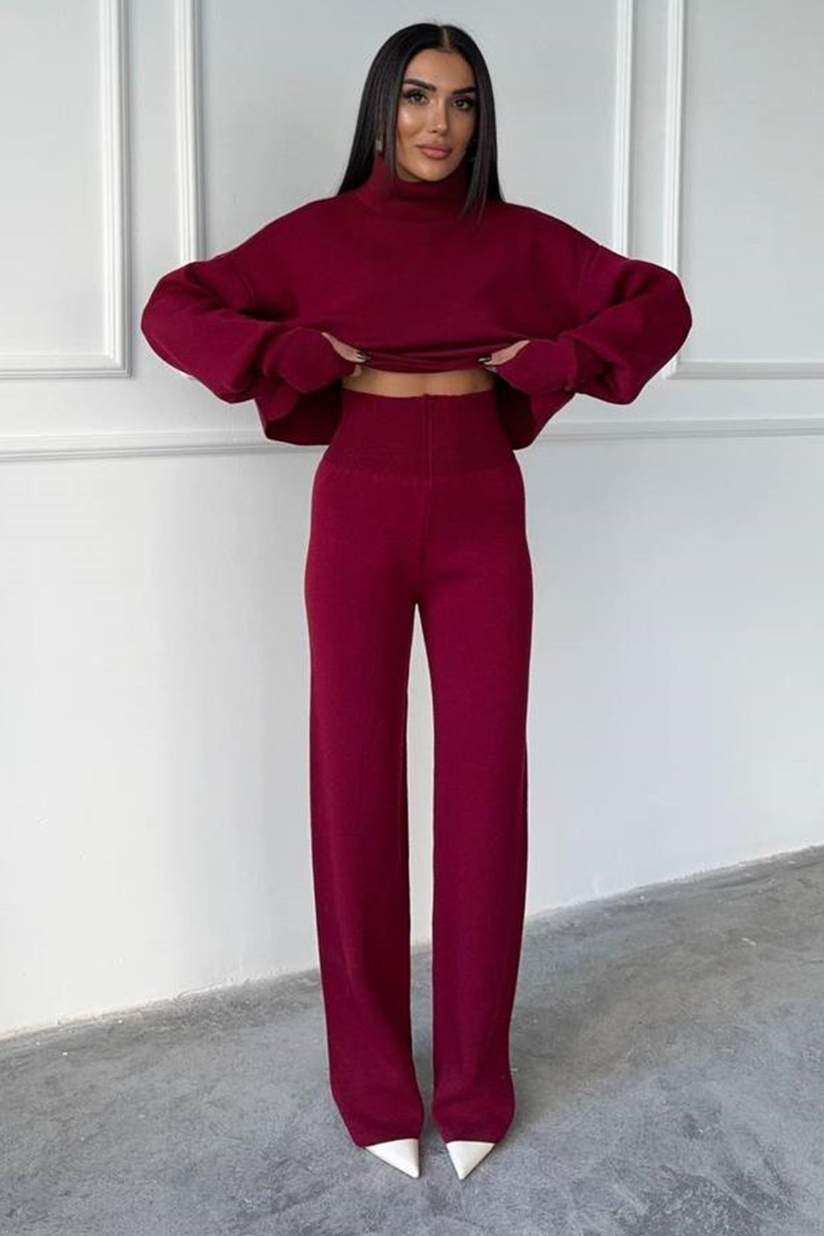 Rollkragenpullover und hochgeschnittene Strickhose (Oberteil und Hose).