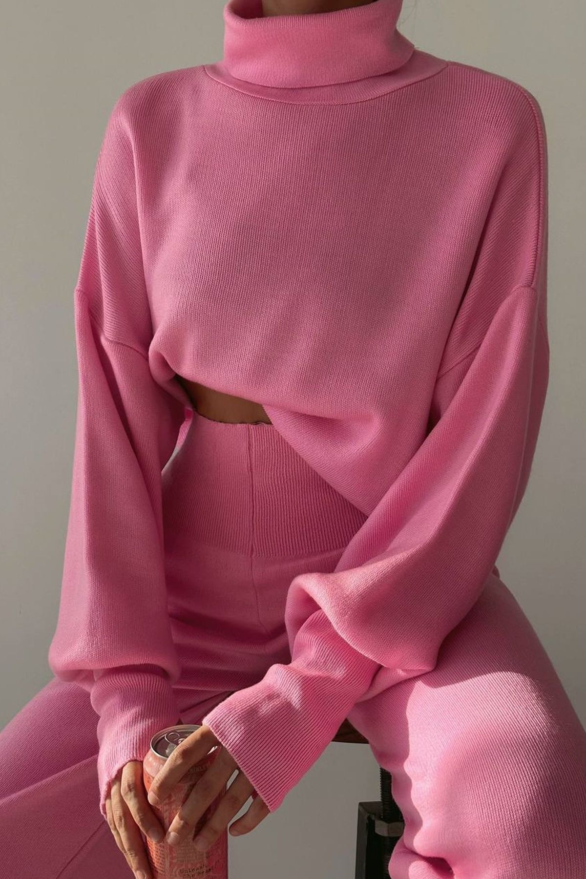 Rollkragenpullover und hochgeschnittene Strickhose (Oberteil und Hose).