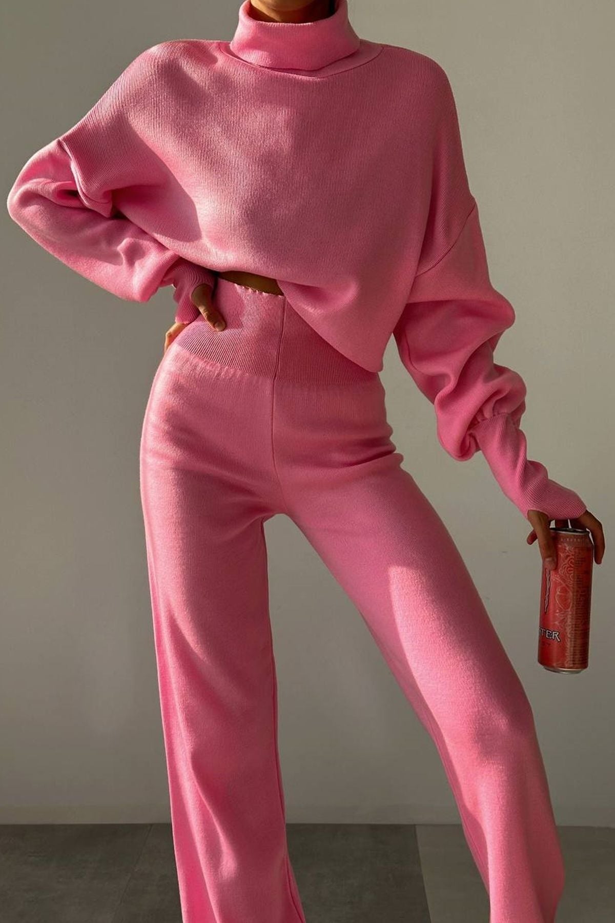 Rollkragenpullover und hochgeschnittene Strickhose (Oberteil und Hose).