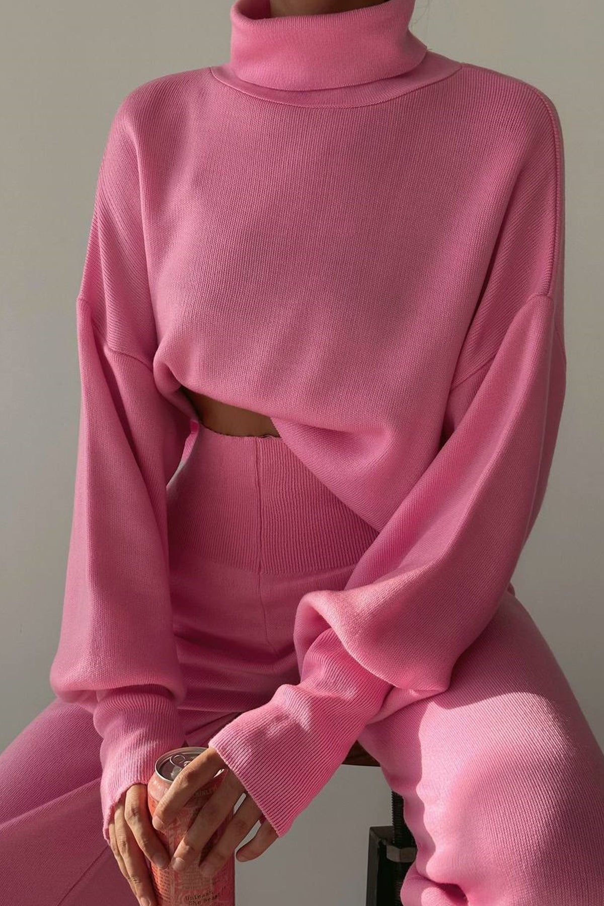 Rollkragenpullover und hochgeschnittene Strickhose (Oberteil und Hose).