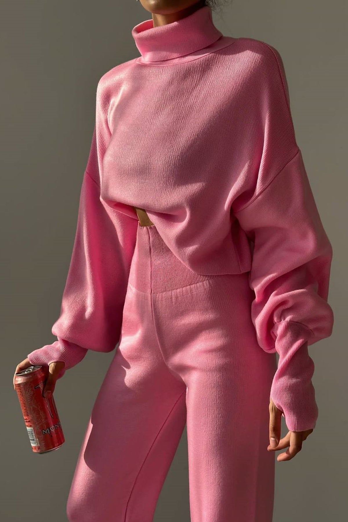 Rollkragenpullover und hochgeschnittene Strickhose (Oberteil und Hose).