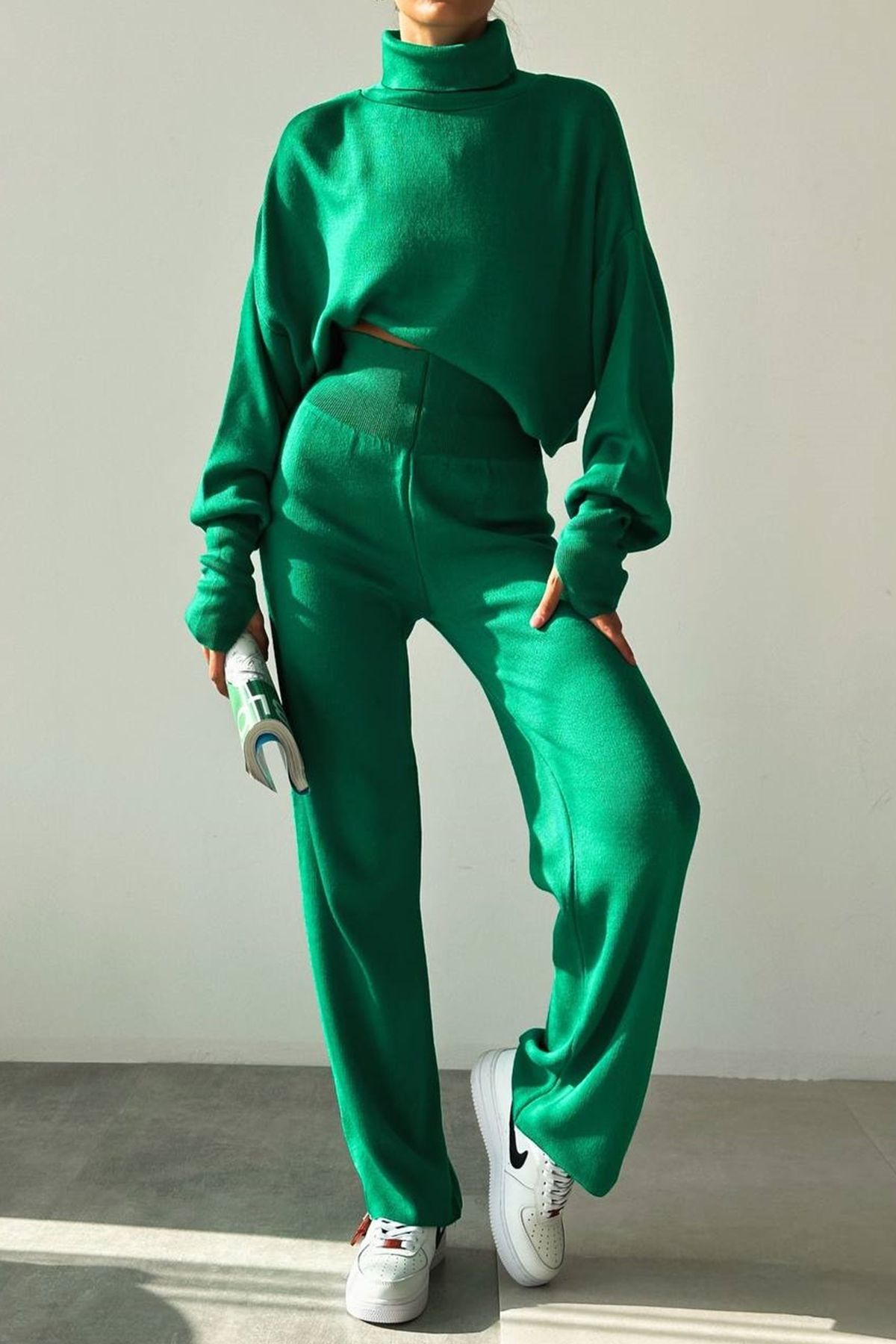 Rollkragenpullover und hochgeschnittene Strickhose (Oberteil und Hose).