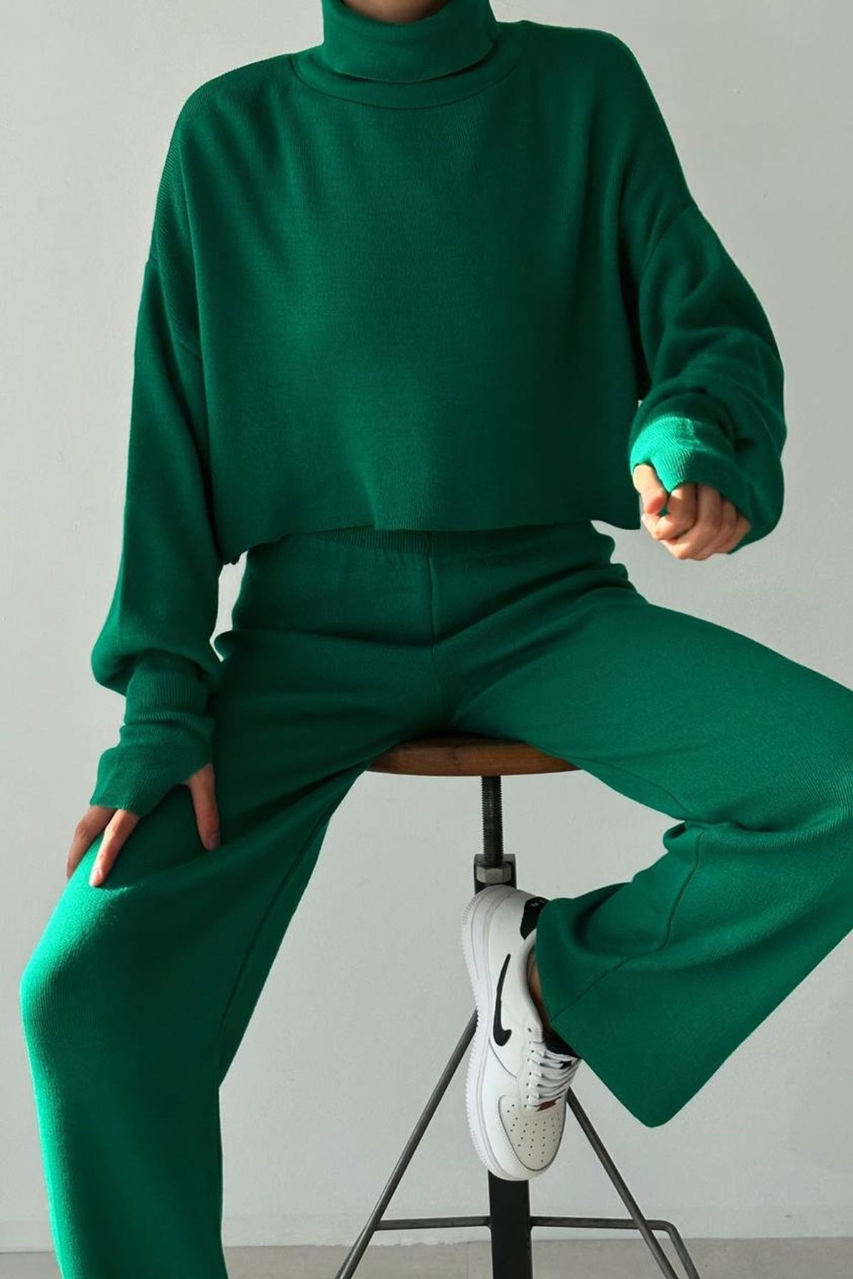 Rollkragenpullover und hochgeschnittene Strickhose (Oberteil und Hose).