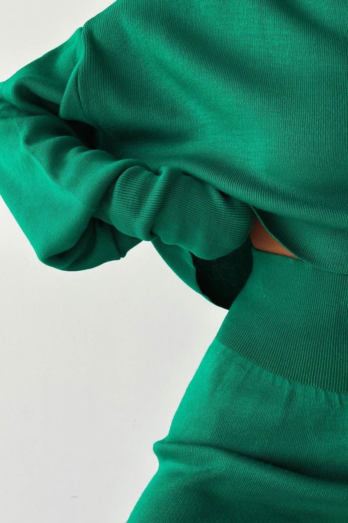 Rollkragenpullover und hochgeschnittene Strickhose (Oberteil und Hose).