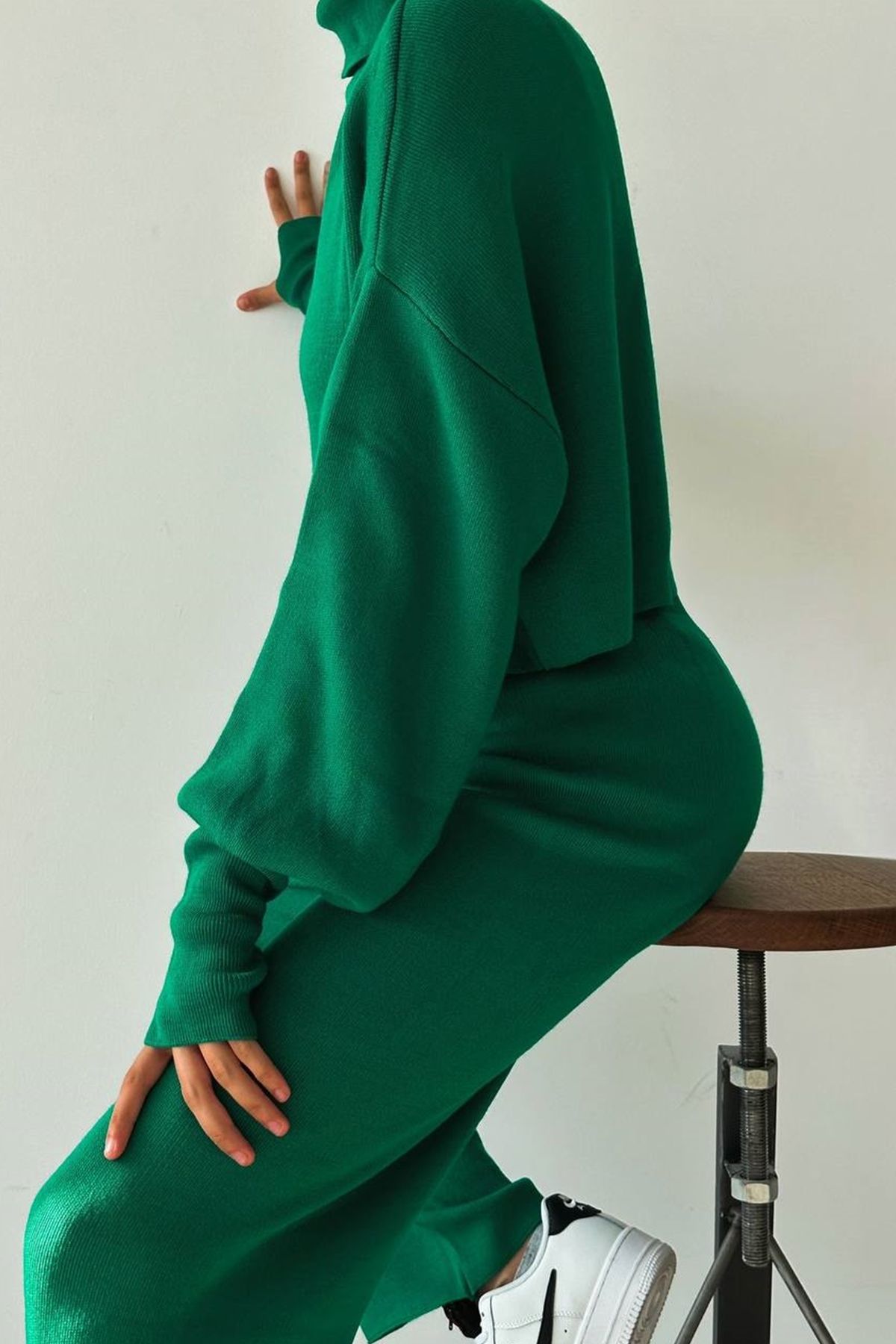 Rollkragenpullover und hochgeschnittene Strickhose (Oberteil und Hose).