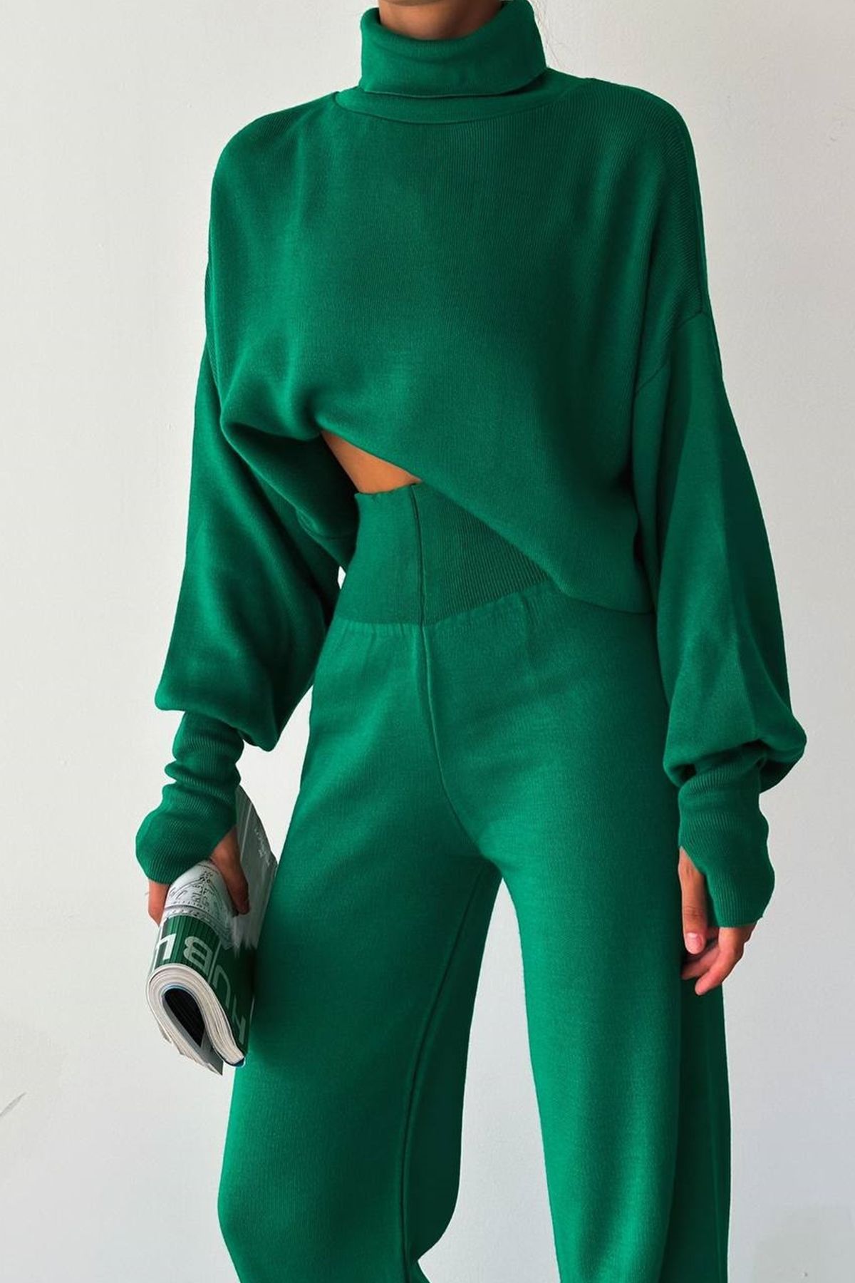 Rollkragenpullover und hochgeschnittene Strickhose (Oberteil und Hose).