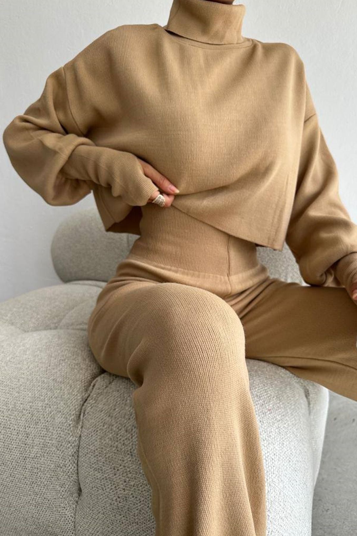 Rollkragenpullover und hochgeschnittene Strickhose (Oberteil und Hose).