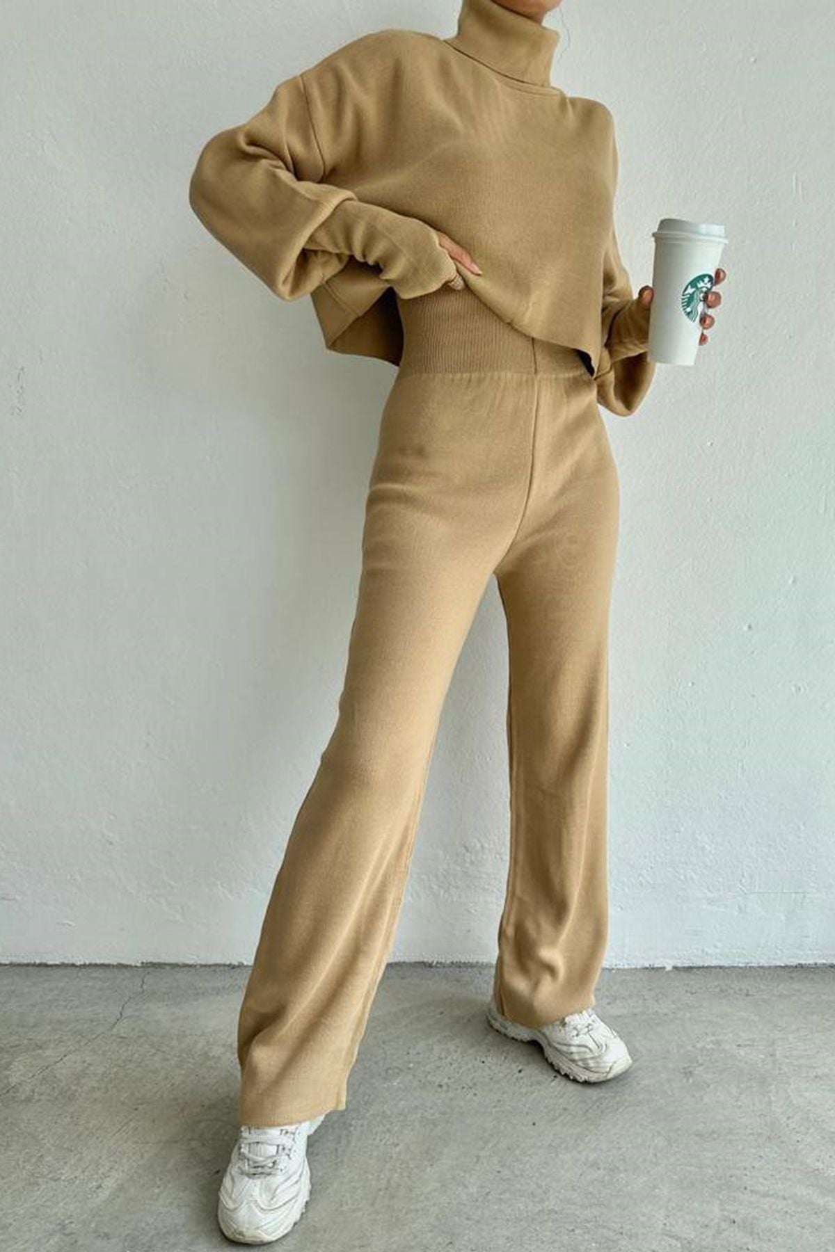 Rollkragenpullover und hochgeschnittene Strickhose (Oberteil und Hose).