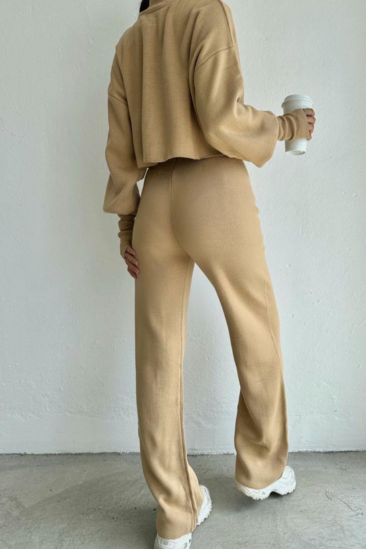 Rollkragenpullover und hochgeschnittene Strickhose (Oberteil und Hose).