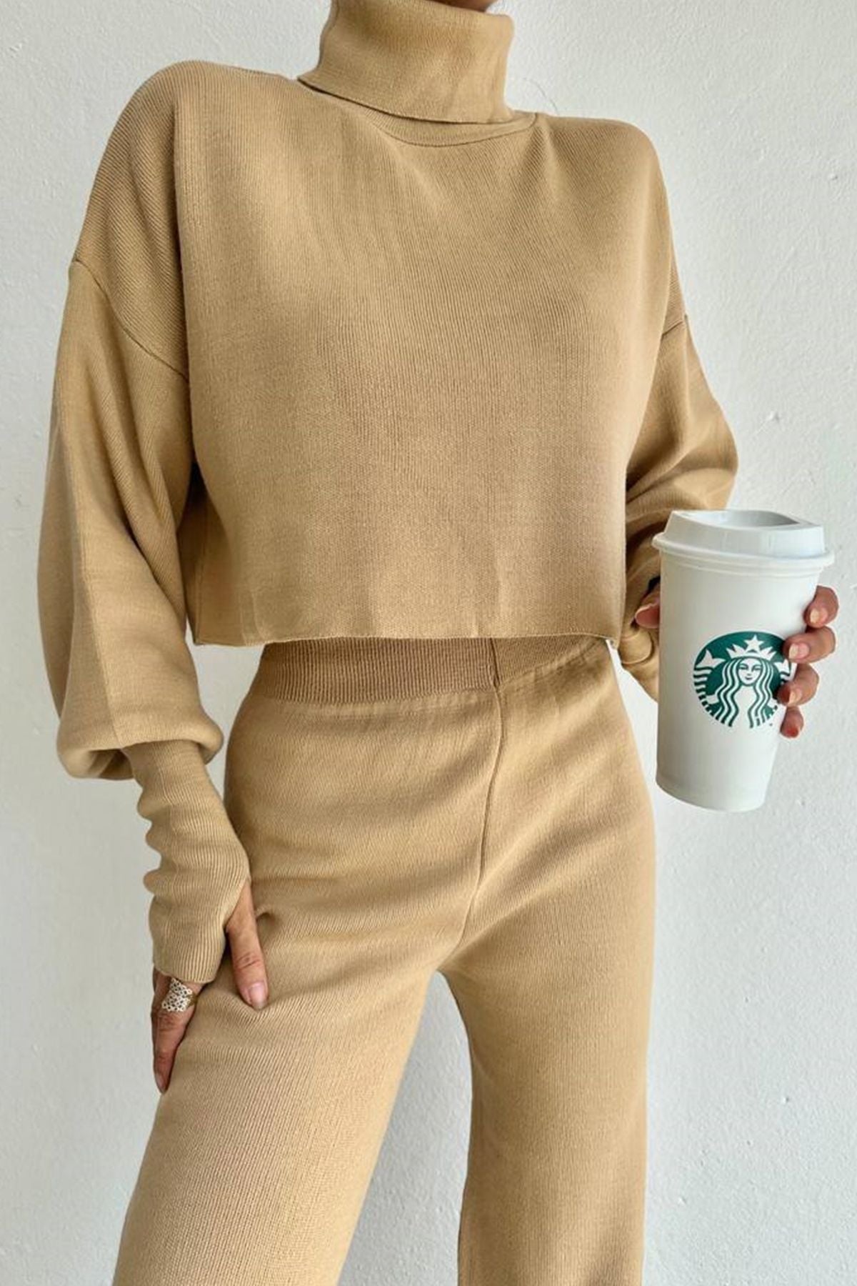 Rollkragenpullover und hochgeschnittene Strickhose (Oberteil und Hose).