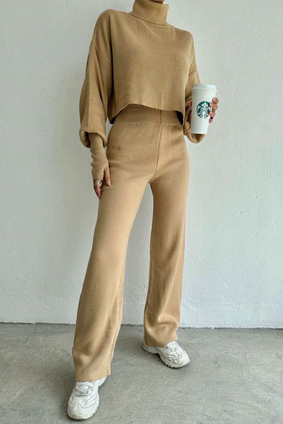 Rollkragenpullover und hochgeschnittene Strickhose (Oberteil und Hose).