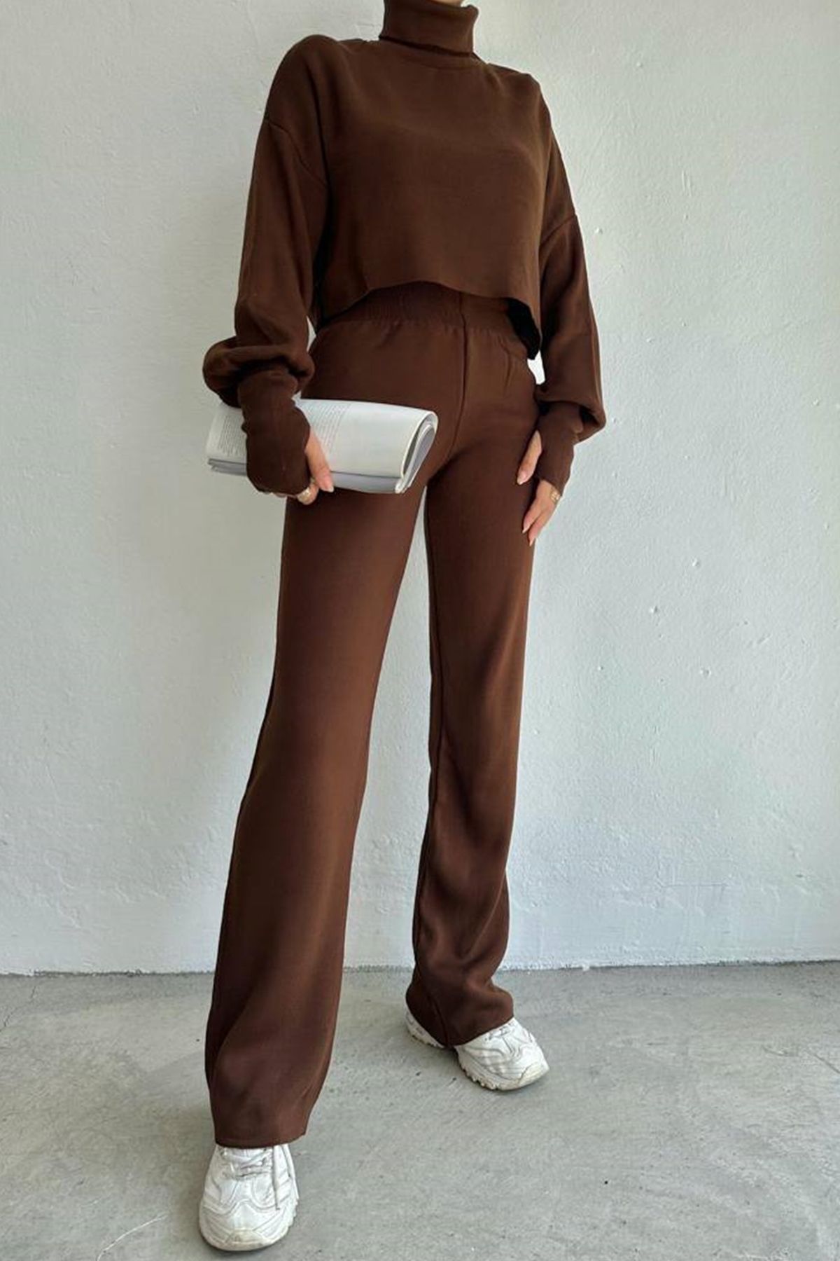 Rollkragenpullover und hochgeschnittene Strickhose (Oberteil und Hose).
