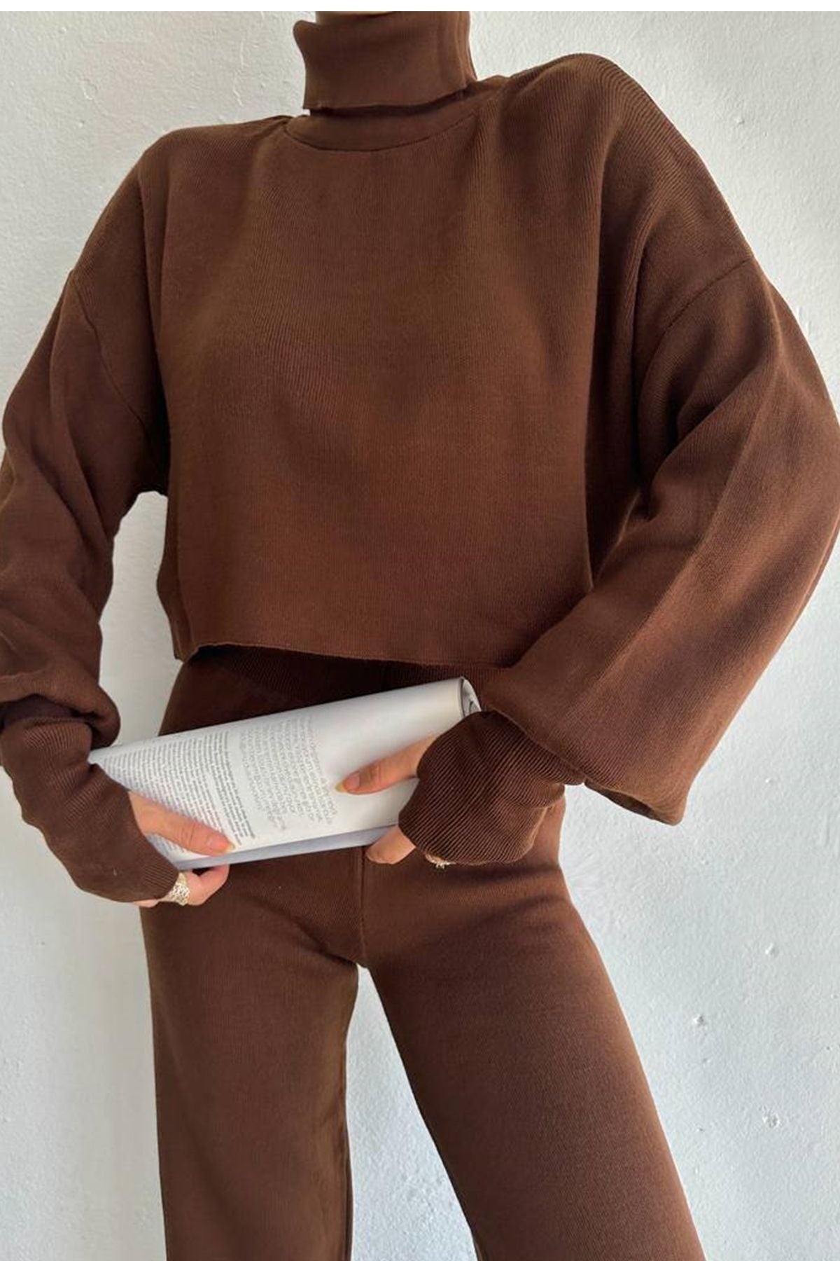 Rollkragenpullover und hochgeschnittene Strickhose (Oberteil und Hose).