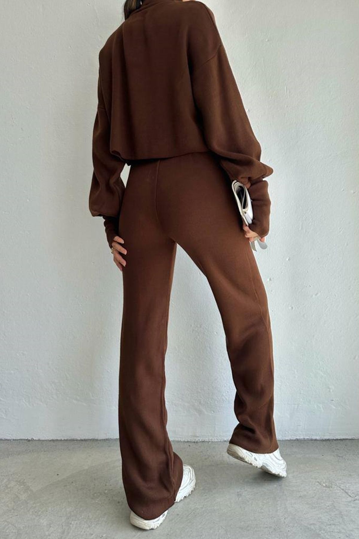 Rollkragenpullover und hochgeschnittene Strickhose (Oberteil und Hose).