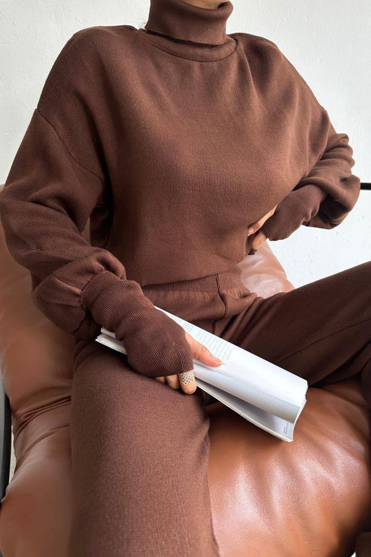 Rollkragenpullover und hochgeschnittene Strickhose (Oberteil und Hose).