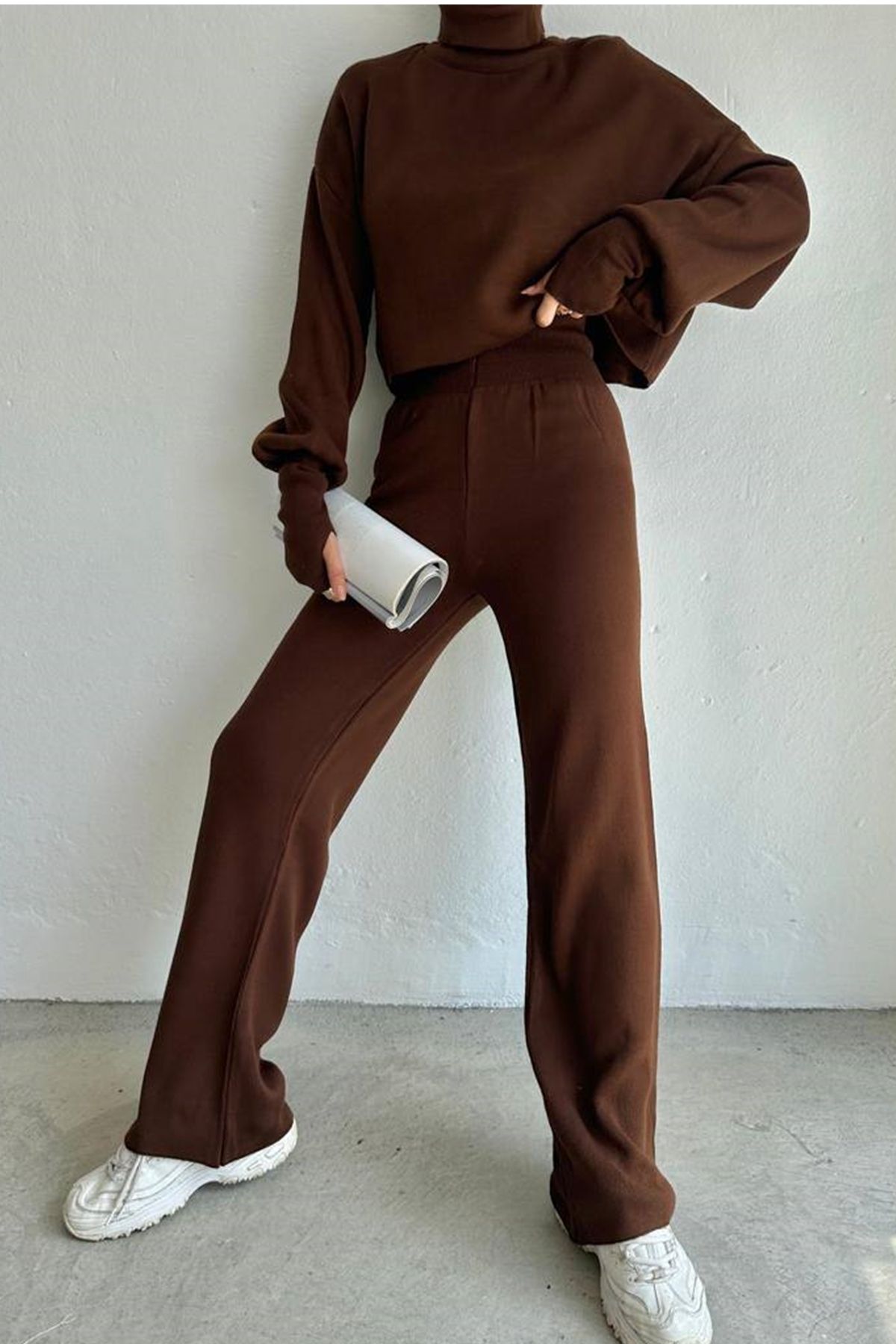 Rollkragenpullover und hochgeschnittene Strickhose (Oberteil und Hose).