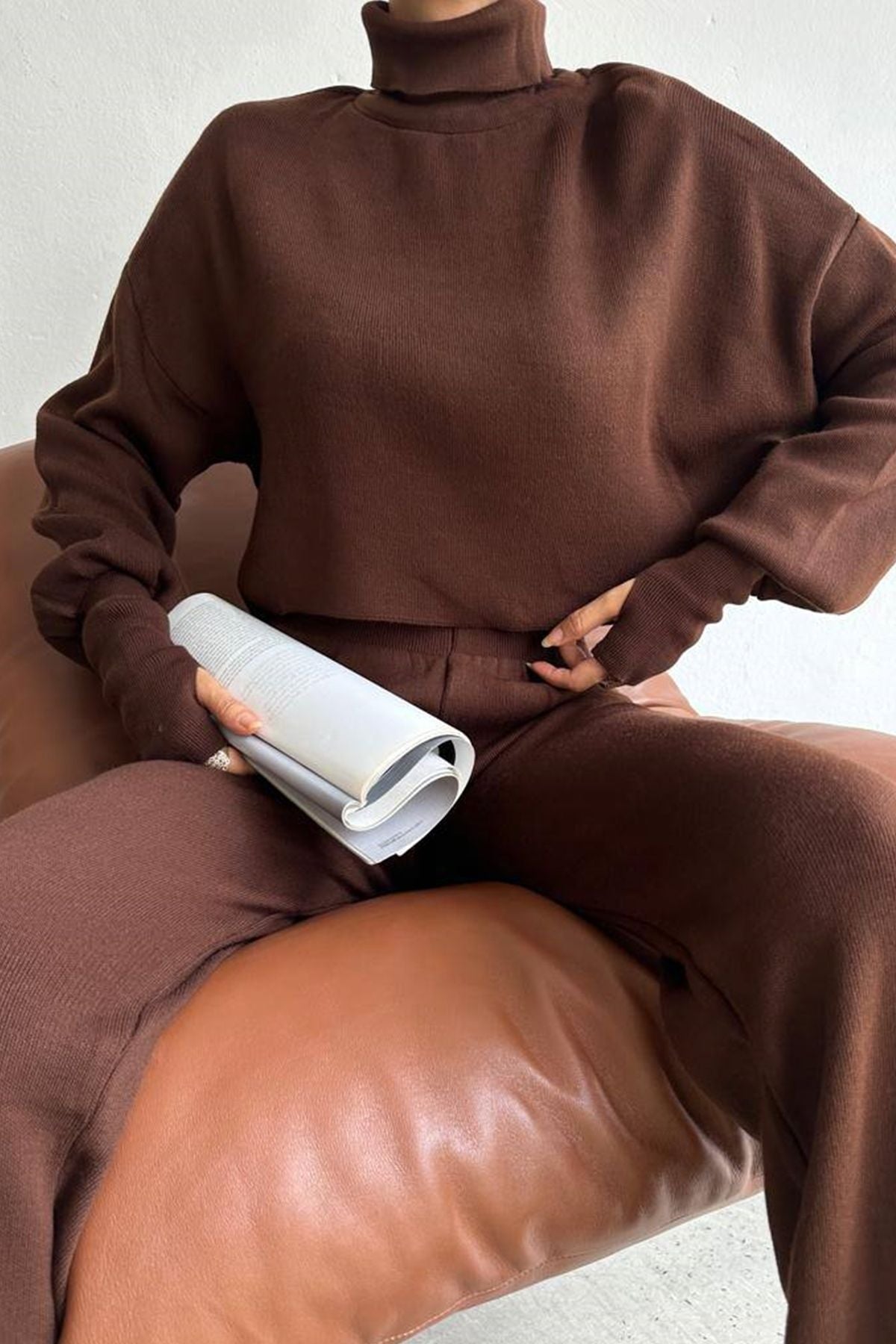 Rollkragenpullover und hochgeschnittene Strickhose (Oberteil und Hose).
