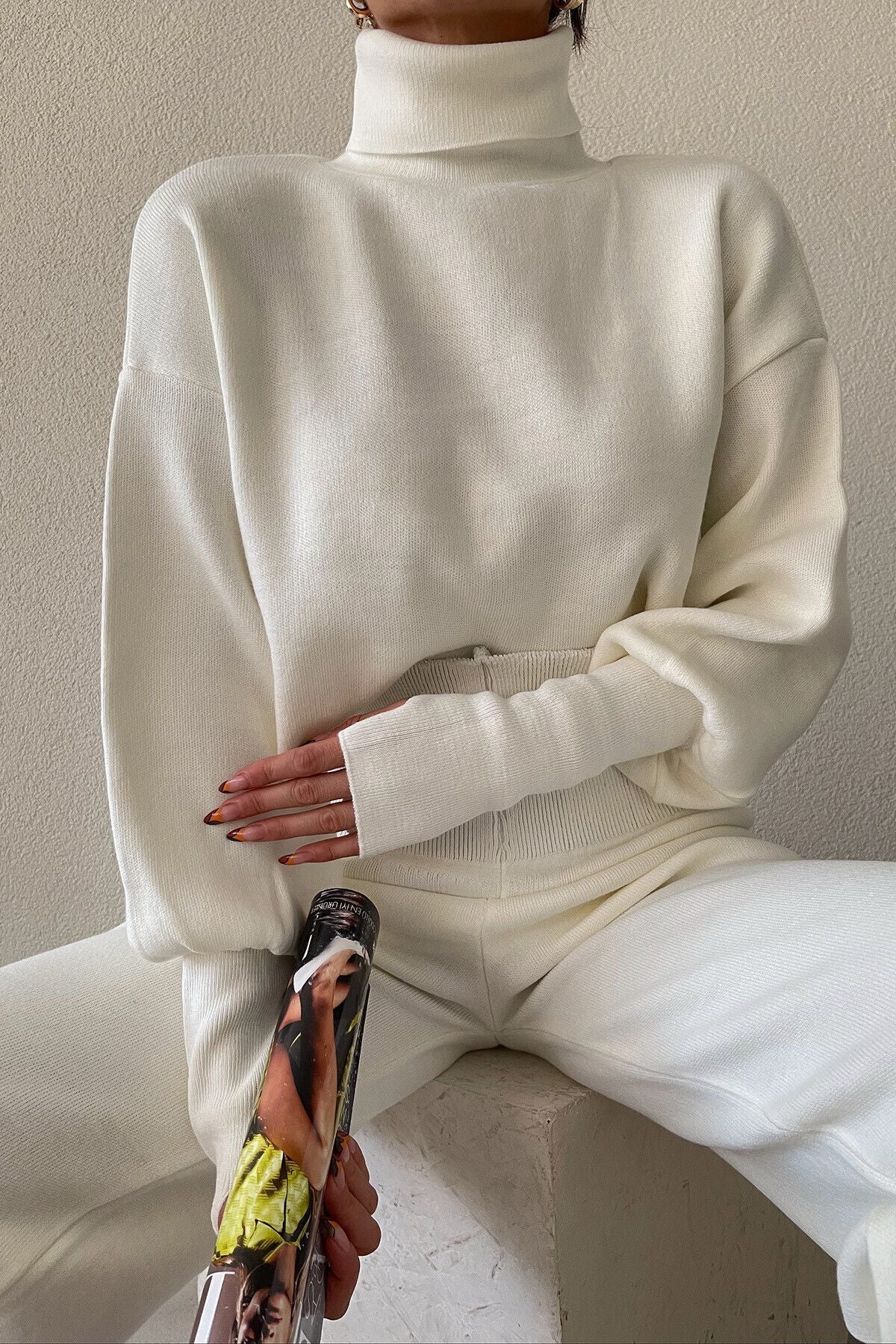 Rollkragenpullover und hochgeschnittene Strickhose (Oberteil und Hose).